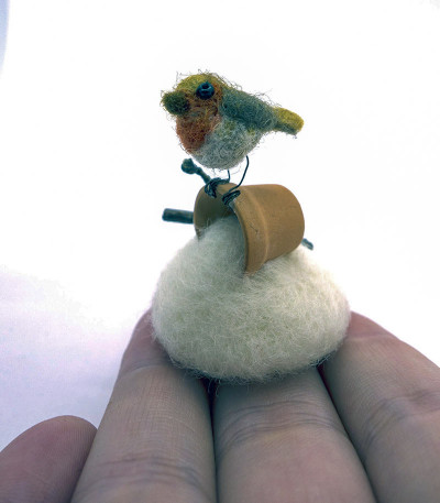 Robin Needle Fielded Miniature Christmas Gift Tiny Winter Scene